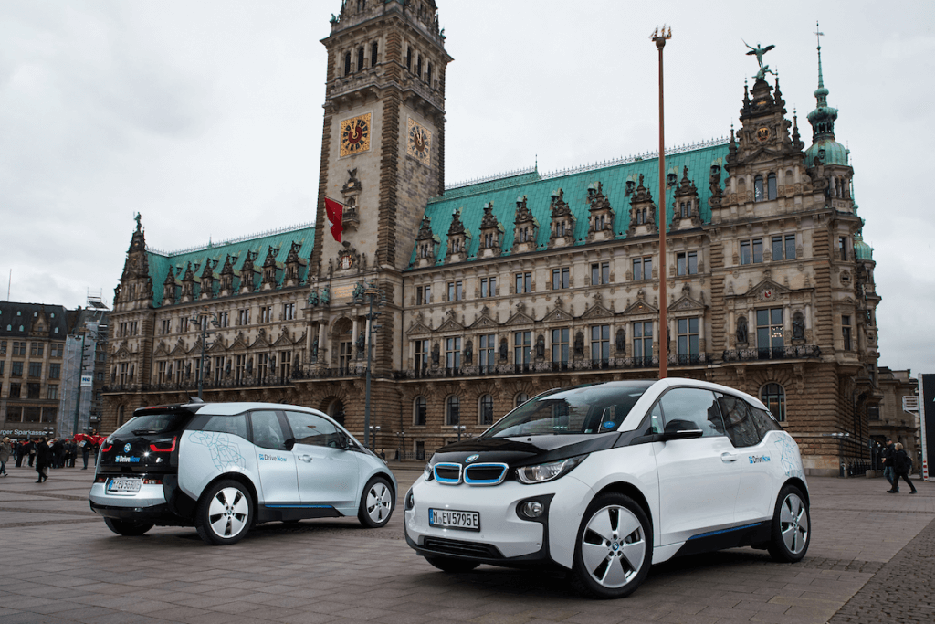 Symbol einer Partnerschaft: Die BMW i3 vor dem Hamburger Rathaus