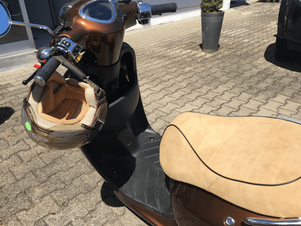 Den Helm gibt's passend zum Roller
