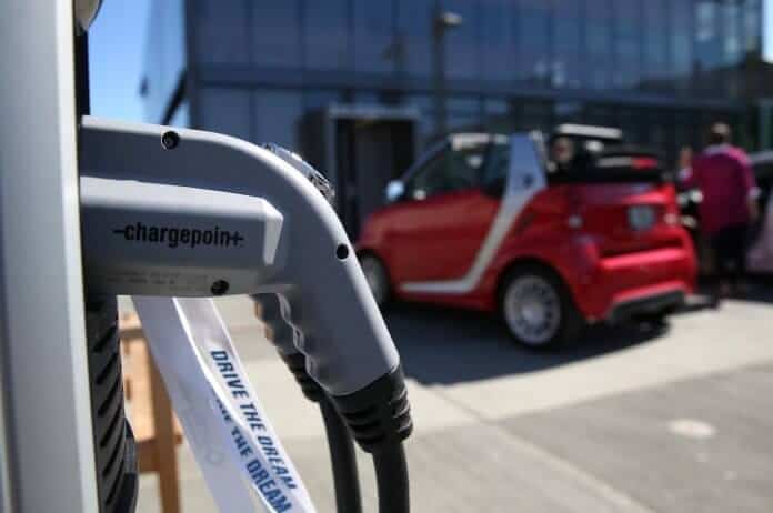 California Gov. Brown Holds Press Conf. On Expansion Of Electric Vehicle Market ChargePoint und Siemens