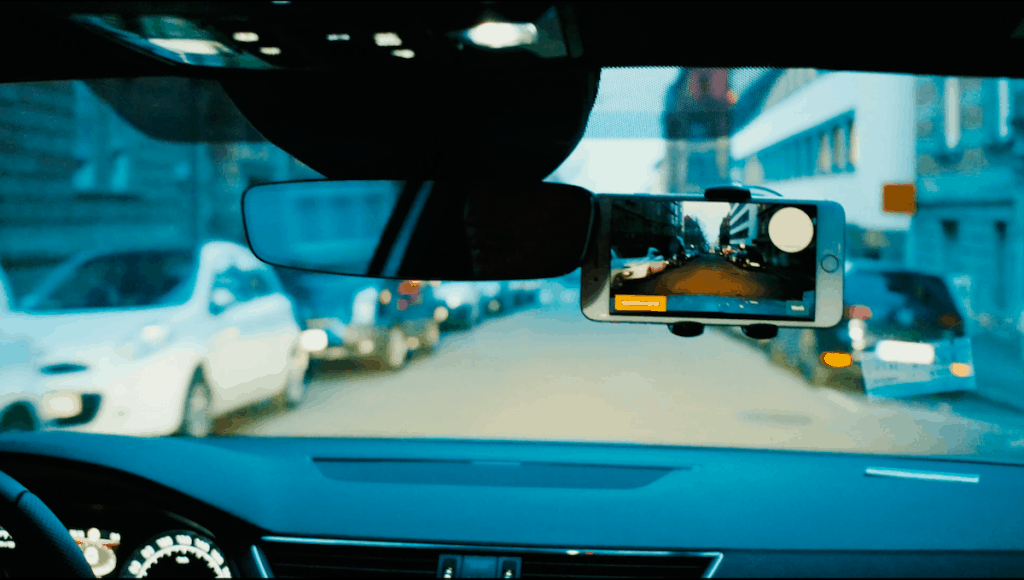 Das Handy macht während der Fahrt Aufnahmen von der Straße (Quelle: Vialytics)