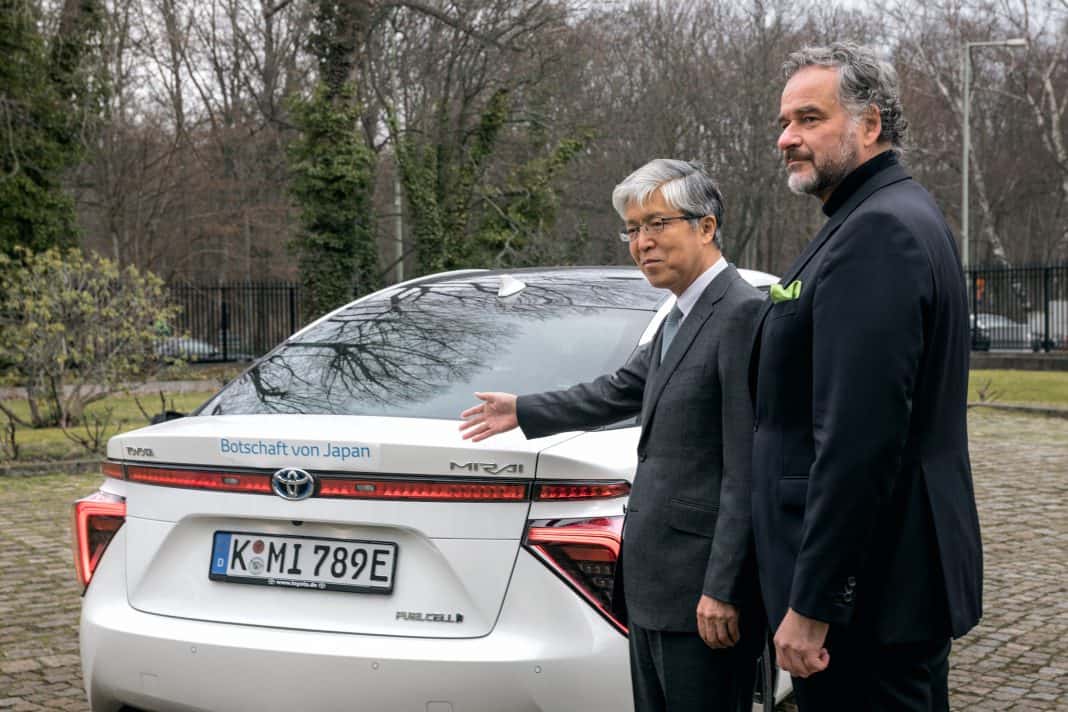 Japanische Botschaft in Berlin testet Toyota Mirai Wasserstoff Fahrzeug