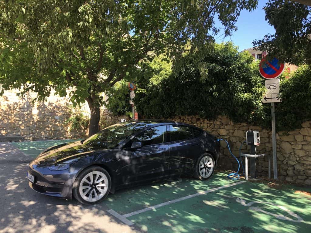 Laden auf der Langstrecke - hier der Tesla an einem AC Charger in einem Dorf in der Provence | MOTION